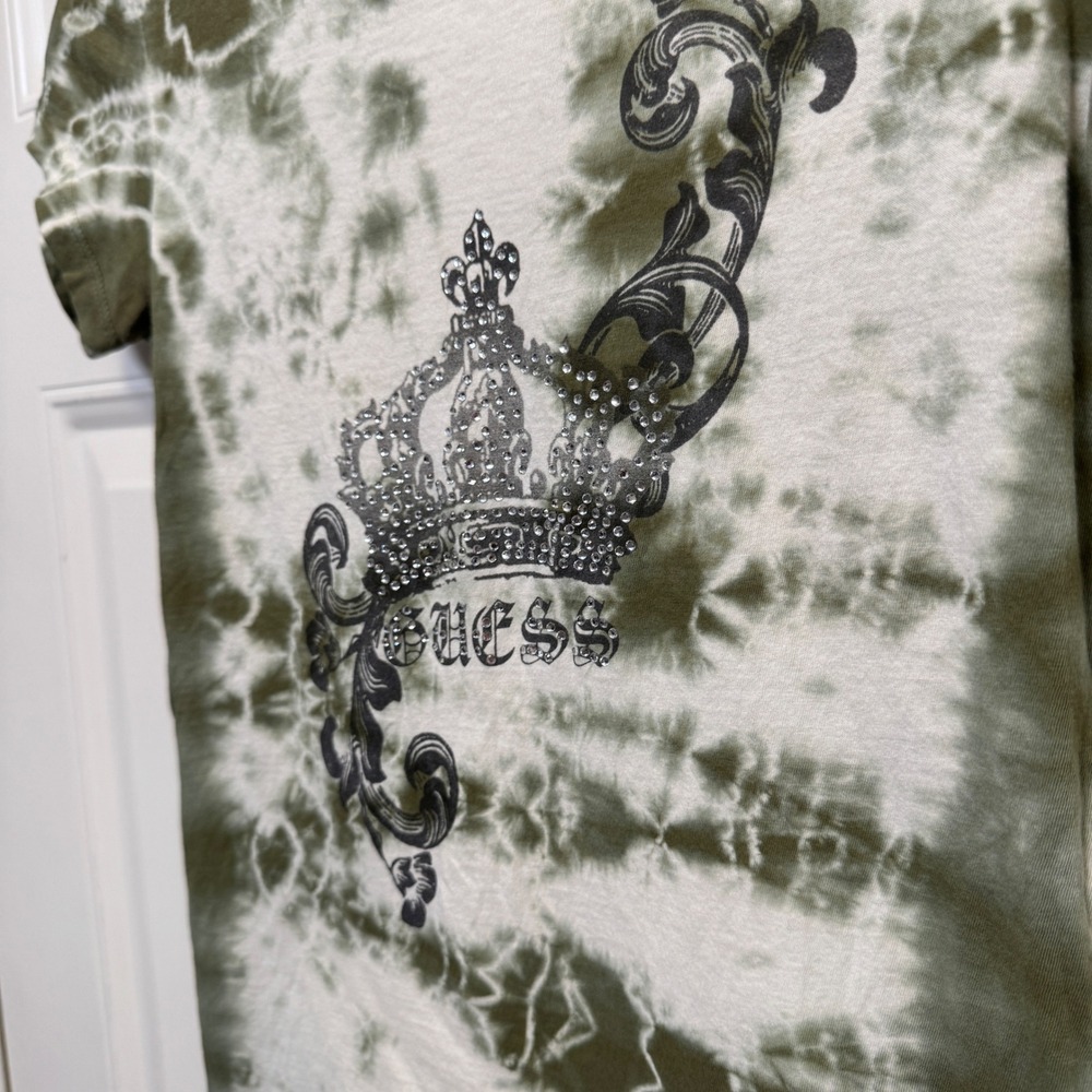Vintage Guess T-Shirt XS Green Tie Dye Rhinestone Crown Wing Graphic Y2K McBling - Picture 4 of 7